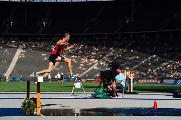 3000m Hindernis Wassergraben mit Nils Huhtakangas (LG Osnabrueck) waehrend der deutschen Leichtathletik-Meisterschaften im Olympiastadion am 26.06.2022 in Berlin